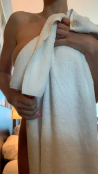 Alice-Goodwin-Naked-Strip-Towel-Onlyfans-Video-Leaked-2.jpg