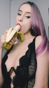 MizzyCyn-Nude-Banana-Licking-Patreon-Video-Leaked-1
