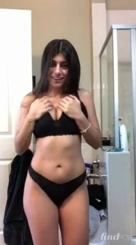 Mia-Khalifa-Nude-Bathroom-Striptease-FindRow-Video-Leaked-14