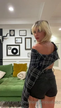 Gabbie-Hanna-Nude-Strip-Off-Shirt-Video-Leaked-6