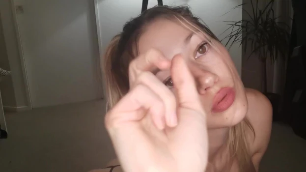 MissAlice_94-Crawling-Naked-Splits-Video-Leaked-1