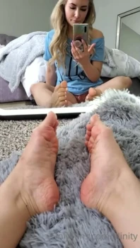 Alinity-Feet-Licking-Onlyfans-Leaked-Video-8
