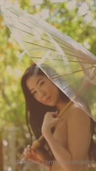 Moon-Maison-Nude-Under-the-Umbrella-OnlyFans-Video-Leaked-4