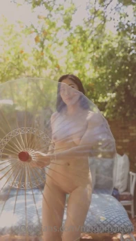 Moon-Maison-Nude-Under-the-Umbrella-OnlyFans-Video-Leaked-8