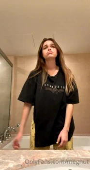 Megnutt02-Sexy-Selfie-Striptease-Onlyfans-Video-Leaked-6