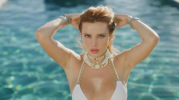 Bella-Thorne-Onlyfans-Pool-Bikini-Video-Leaked-8