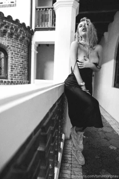 Tana-Mongeau-Lesbian-Fun-Time-Onlyfans-Leaked-1