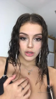 Emily-Black-Fingers-Sucking-Video-Leaked-3