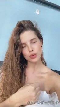 Amanda-Cerny-Nipple-Slip-Bed-Video-Leaked-7
