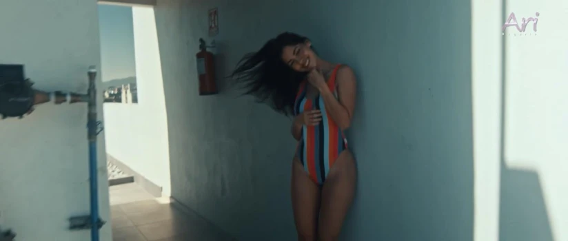 Ari-Dugarte-Sexy-One-Piece-Swimsuit-Patreon-Video-Leaked-4