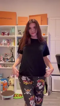 Poster: ovwvou/sky (summerxiris) - Solo - OnlyFans