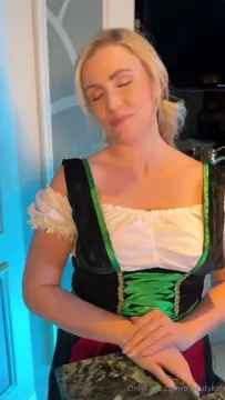 Poster: Katy Kat @thekatykat - Bartender gets a big tip POV