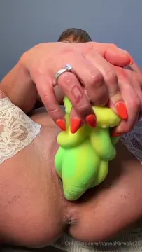 Poster: Hannah Brooks - Hannahbrooks25 - Closeup Yellow Dildo - OnlyFans