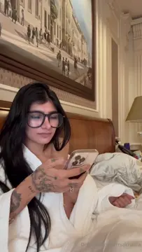 Poster: Mia Khalifa - Shaking My Tits, Grinding My Hips, Nips Outtt, Booty Poppinggg + Glasses On - OnlyFans
