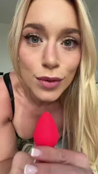 Poster: Elle Brooke - Buttplug - OnlyFans